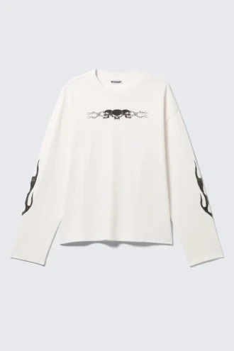 Camiseta de manga larga con estampados y corte recto – Blanca – Calavera y llamas