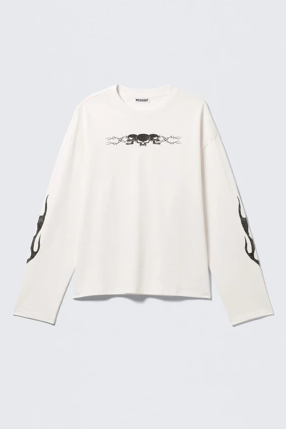 Camiseta de manga larga con estampados y corte recto – Blanca – Calavera y llamas Camiseta de manga larga con estampados y corte recto – Blanca – Calavera y llamas