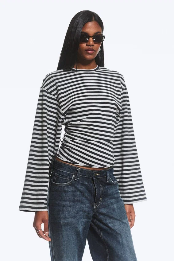 Camiseta de manga larga con fruncidos – Rayas negras y grises Camiseta de manga larga con fruncidos – Rayas negras y grises