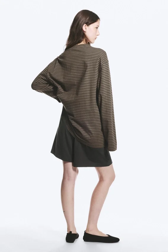 Camiseta de manga larga oversize – Dark Mole Camiseta de manga larga oversize – Dark Mole
