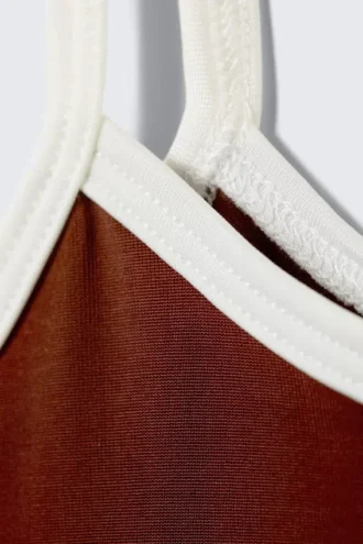 Camiseta de tirantes ajustada – Burdeos y blanco