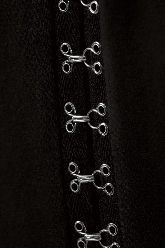 Camiseta de tirantes ajustada con corchetes – Negro Camiseta de tirantes ajustada con corchetes – Negro