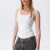 Camiseta de tirantes ajustada con cuello cuadrado – Blanca Camiseta de tirantes ajustada con cuello cuadrado – Blanca