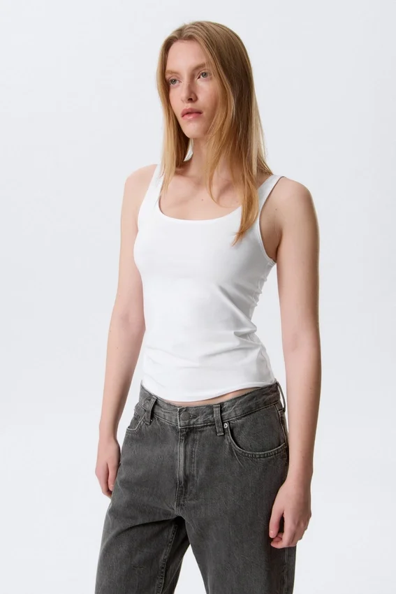 Camiseta de tirantes ajustada con cuello cuadrado – Blanca Camiseta de tirantes ajustada con cuello cuadrado – Blanca