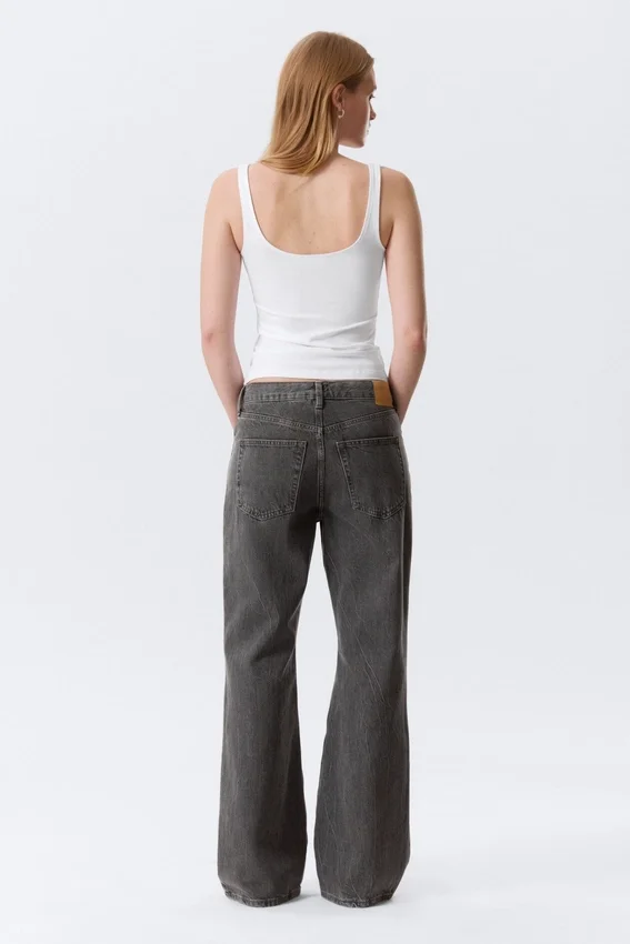 Camiseta de tirantes ajustada con cuello cuadrado – Blanca Camiseta de tirantes ajustada con cuello cuadrado – Blanca