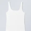 Camiseta de tirantes ajustada con cuello cuadrado – Blanca Camiseta de tirantes ajustada con cuello cuadrado – Blanca