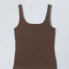 Camiseta de tirantes ajustada con cuello cuadrado – Marrón oscuro Camiseta de tirantes ajustada con cuello cuadrado – Marrón oscuro