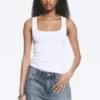 Camiseta de tirantes ajustada con cuello cuadrado y canalé – Blanca Camiseta de tirantes ajustada con cuello cuadrado y canalé – Blanca