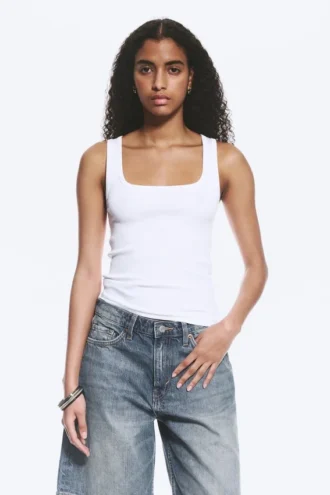 Camiseta de tirantes ajustada con cuello cuadrado y canalé – Blanca