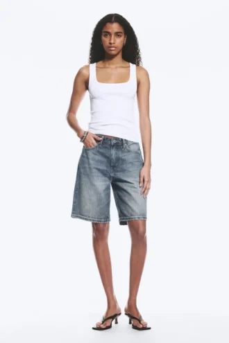 Camiseta de tirantes ajustada con cuello cuadrado y canalé – Blanca