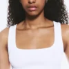 Camiseta de tirantes ajustada con cuello cuadrado y canalé – Blanca Camiseta de tirantes ajustada con cuello cuadrado y canalé – Blanca
