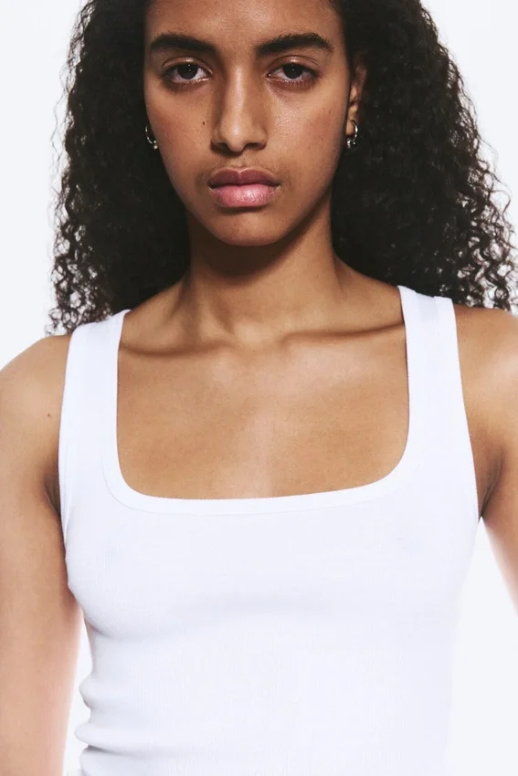 Camiseta de tirantes ajustada con cuello cuadrado y canalé – Blanca Camiseta de tirantes ajustada con cuello cuadrado y canalé – Blanca