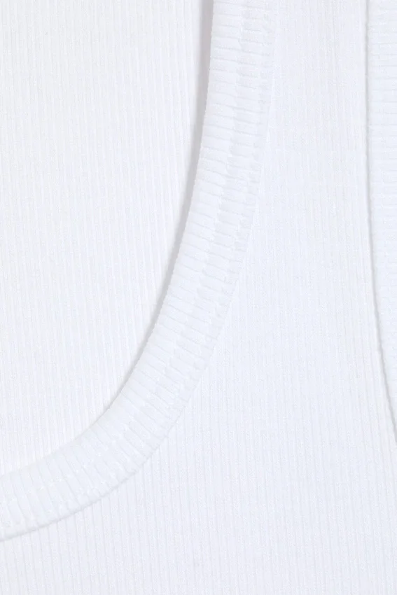 Camiseta de tirantes ajustada con cuello cuadrado y canalé – Blanca Camiseta de tirantes ajustada con cuello cuadrado y canalé – Blanca