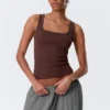 Camiseta de tirantes ajustada con cuello cuadrado y canalé – Burdeos