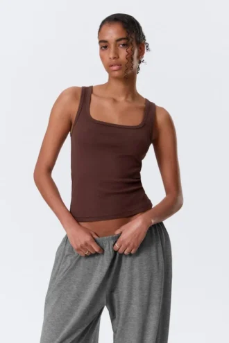 Camiseta de tirantes ajustada con cuello cuadrado y canalé – Burdeos