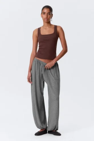 Camiseta de tirantes ajustada con cuello cuadrado y canalé – Burdeos