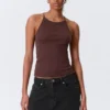 Camiseta de tirantes ajustada con espalda nadadora – Burdeos