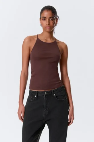 Camiseta de tirantes ajustada con espalda nadadora – Burdeos