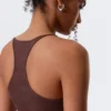 Camiseta de tirantes ajustada con espalda nadadora – Burdeos