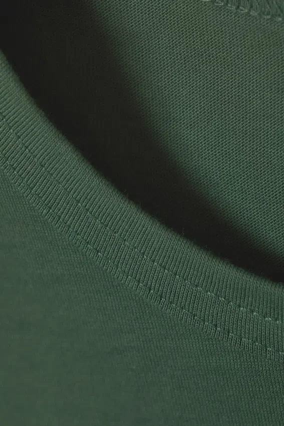 Camiseta de tirantes ajustada con hombros anchos – Verde oscuro Camiseta de tirantes ajustada con hombros anchos – Verde oscuro