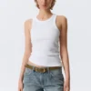 Camiseta de tirantes ajustada de canalé – Blanca Camiseta de tirantes ajustada de canalé – Blanca