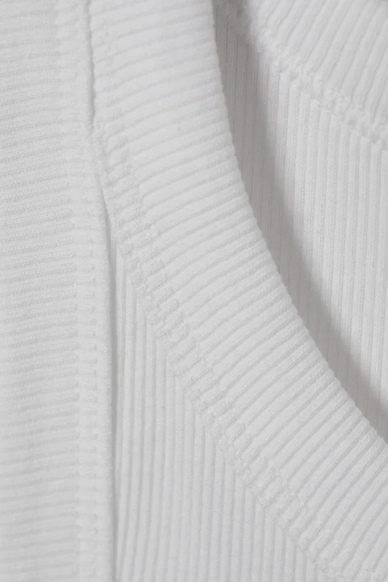 Camiseta de tirantes ajustada de canalé – Blanca Camiseta de tirantes ajustada de canalé – Blanca