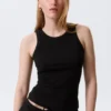 Camiseta de tirantes ajustada de canalé – Negro Camiseta de tirantes ajustada de canalé – Negro