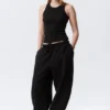 Camiseta de tirantes ajustada de canalé – Negro Camiseta de tirantes ajustada de canalé – Negro