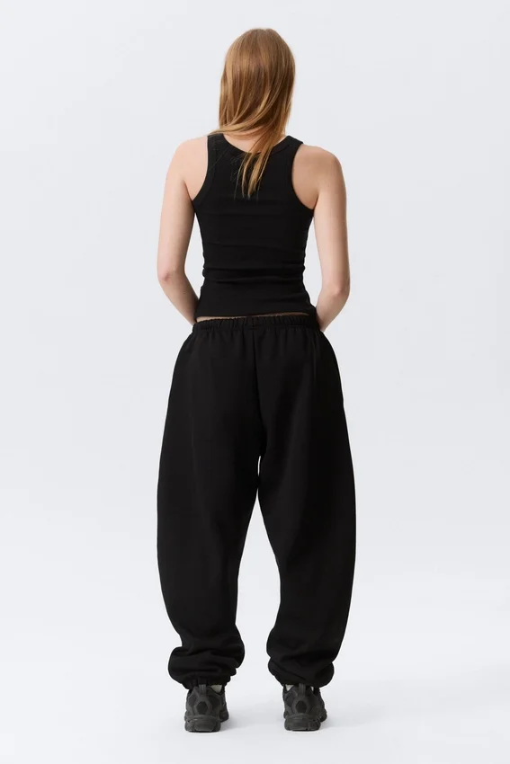 Camiseta de tirantes ajustada de canalé – Negro Camiseta de tirantes ajustada de canalé – Negro