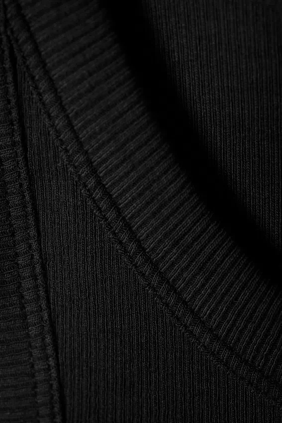 Camiseta de tirantes ajustada de canalé – Negro Camiseta de tirantes ajustada de canalé – Negro
