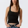 Camiseta de tirantes ajustada de cuello cuadrado acanalado – Negro Camiseta de tirantes ajustada de cuello cuadrado acanalado – Negro