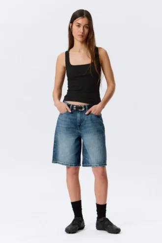 Camiseta de tirantes ajustada de cuello cuadrado acanalado – Negro