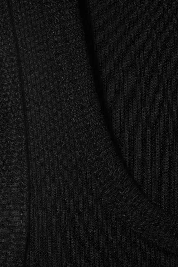 Camiseta de tirantes ajustada de cuello cuadrado acanalado – Negro Camiseta de tirantes ajustada de cuello cuadrado acanalado – Negro