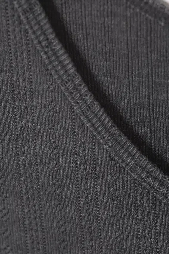 Camiseta de tirantes ajustada de punto calado – Antracita Camiseta de tirantes ajustada de punto calado – Antracita