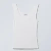 Camiseta de tirantes ajustada de punto calado – Blanca Camiseta de tirantes ajustada de punto calado – Blanca