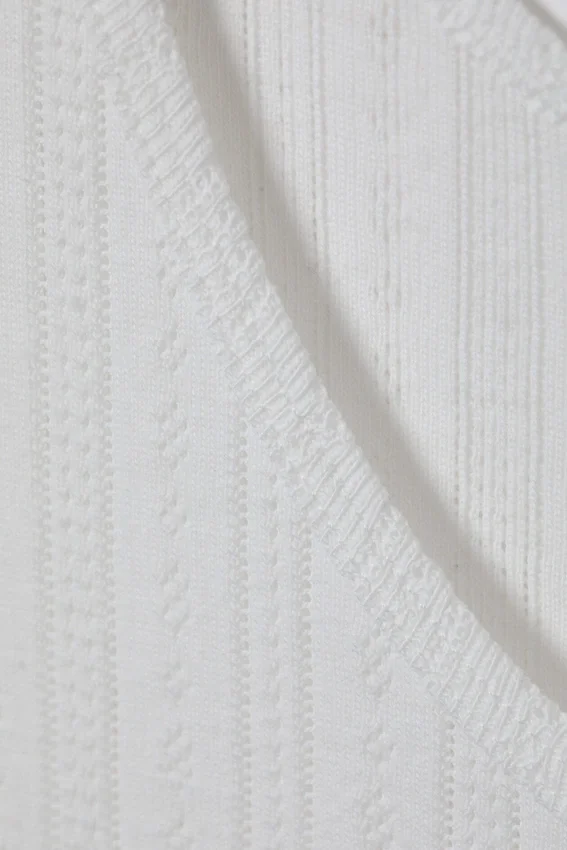 Camiseta de tirantes ajustada de punto calado – Blanca Camiseta de tirantes ajustada de punto calado – Blanca