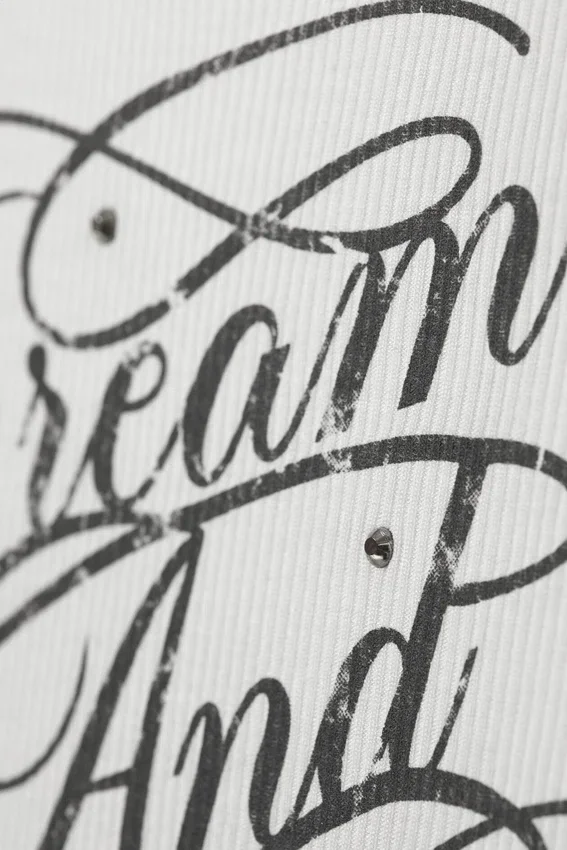 Camiseta de tirantes ajustada estampada – Blanca – Dream & Dazzle Camiseta de tirantes ajustada estampada – Blanca – Dream & Dazzle