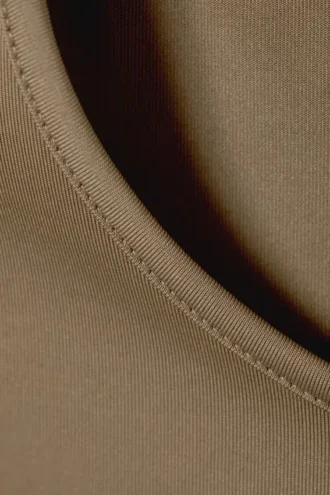 Camiseta de tirantes ajustada y suave – Beige oscuro