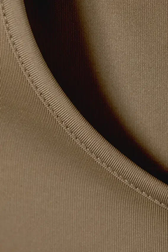 Camiseta de tirantes ajustada y suave – Beige oscuro Camiseta de tirantes ajustada y suave – Beige oscuro