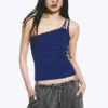 Camiseta de tirantes asimétrica con detalle de ojales – Azul brillante Camiseta de tirantes asimétrica con detalle de ojales – Azul brillante