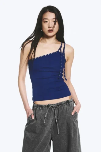 Camiseta de tirantes asimétrica con detalle de ojales – Azul brillante