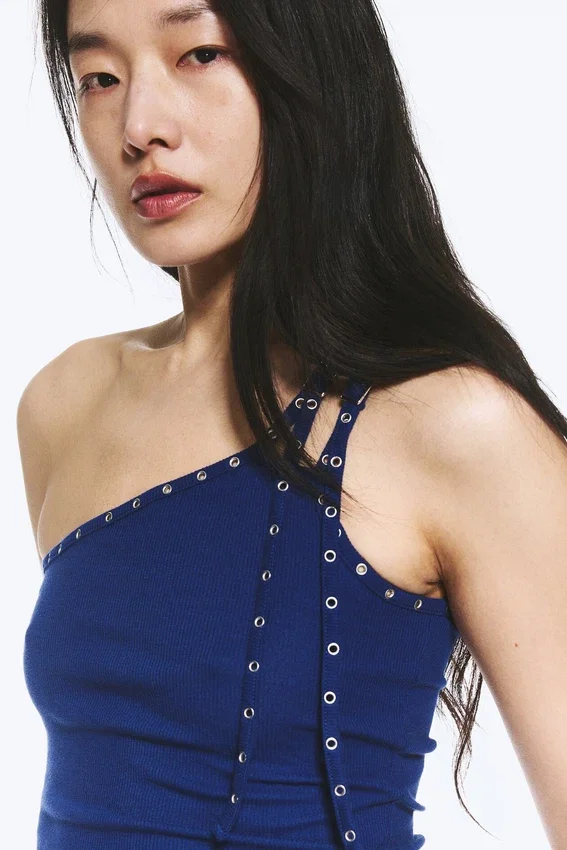 Camiseta de tirantes asimétrica con detalle de ojales – Azul brillante Camiseta de tirantes asimétrica con detalle de ojales – Azul brillante