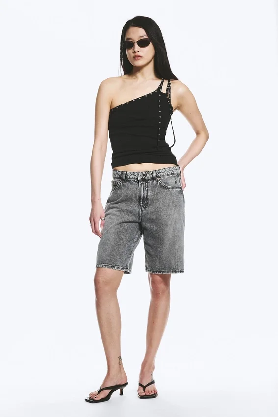 Camiseta de tirantes asimétrica con detalles de ojales – Negro Camiseta de tirantes asimétrica con detalles de ojales – Negro
