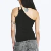 Camiseta de tirantes asimétrica con detalles de ojales – Negro Camiseta de tirantes asimétrica con detalles de ojales – Negro