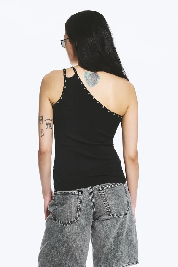 Camiseta de tirantes asimétrica con detalles de ojales – Negro Camiseta de tirantes asimétrica con detalles de ojales – Negro