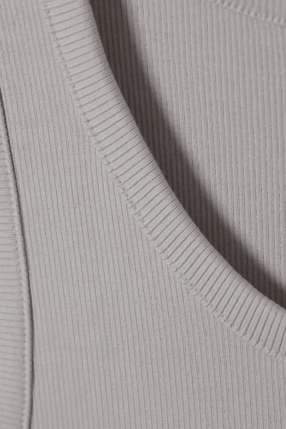 Camiseta de tirantes clásica de canalé – Gris claro Camiseta de tirantes clásica de canalé – Gris claro