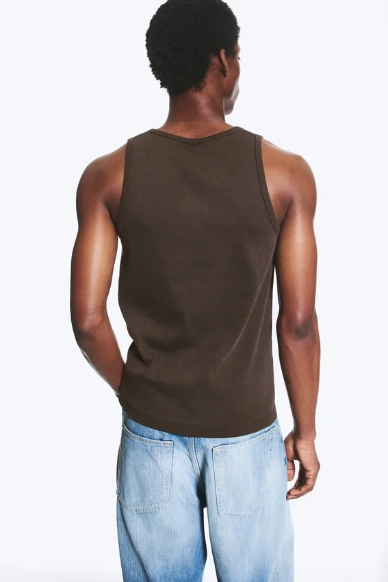 Camiseta de tirantes clásica de canalé – Marrón oscuro Camiseta de tirantes clásica de canalé – Marrón oscuro