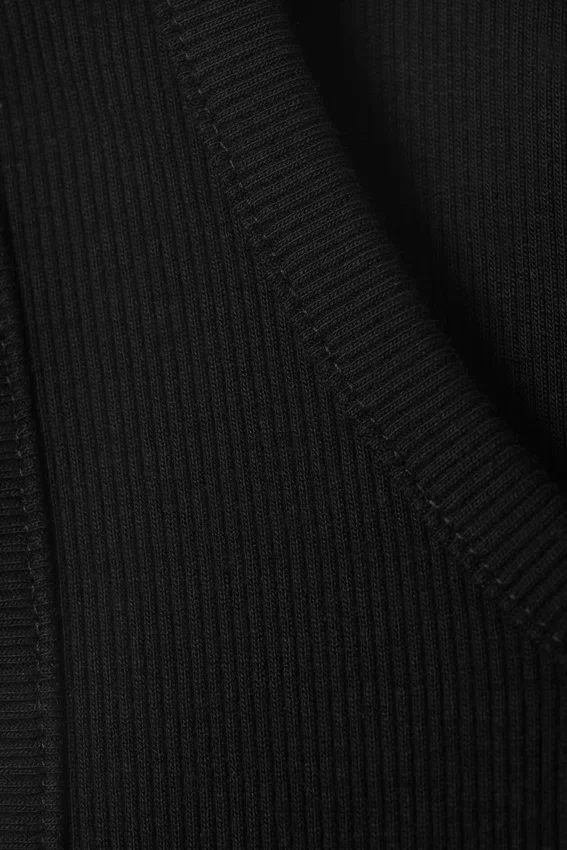 Camiseta de tirantes clásica de canalé – Negro Camiseta de tirantes clásica de canalé – Negro