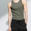 Camiseta de tirantes clásica de canalé – Verde caqui claro apagado