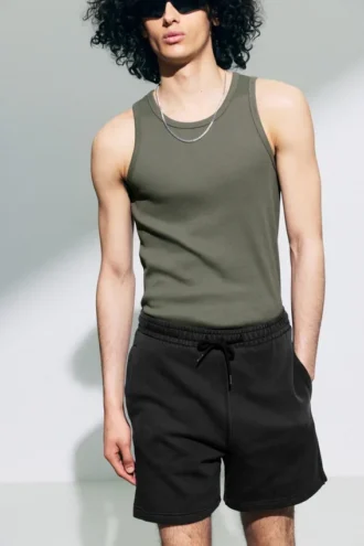 Camiseta de tirantes clásica de canalé – Verde caqui claro apagado